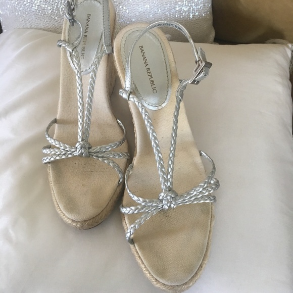 PRE-OWNED BANANA REPUBLIC WEDGES SIZE 6 - Picture 2 of 5